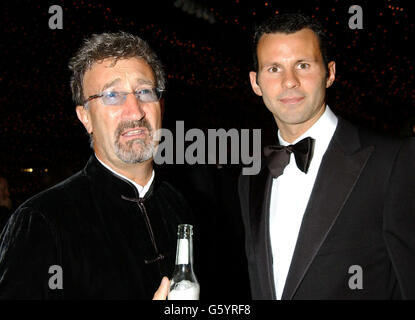 Formel-1-Chef Eddie Jordan und Manchester United Fußballspieler Ryan Giggs Teilnahme an der Cantor Fitzgerald Silverstone Ball 2002 in Stowe School, Stowe, um Mittel für die Prinzessin Royal Trust für Betreuer und CLIC (Cancer & Leukämie in Childhood) zu sammeln. Stockfoto