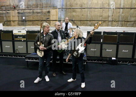 Die ursprünglichen Mitglieder von Status Quo Rick Parfitt, Francis Rossi, Alan Lancaster und John Coghlan (hinten) üben in den Sheperton Studios in Surrey, bevor sie im März 2013 eine einmalige Serie von UK-Terminen reformieren. Stockfoto