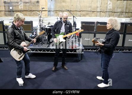 Die ursprünglichen Mitglieder von Status Quo (von links vorne), Rick Parfitt, Francis Rossi, Alan Lancaster und John Coghlan (hinten, teilweise verdeckt), üben in den Sheperton Studios in Surrey, bevor sie im März 2013 eine einmalige Serie britischer Termine reformieren. Stockfoto