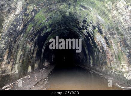 Eine allgemeine Ansicht zeigt den stillstehenden Prospect Tunnel bei Harrogate, der früher Teil der Kirche war Fenton nach Harrogate Linie, einer der ersten unter der Beeching Axt schließen. Stockfoto