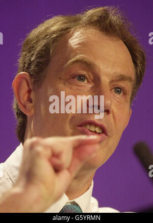 Premierminister Tony Blair spricht vor den Delegierten auf der jährlichen Konferenz von "Progress", einem neuen Labor-Think-Tank für öffentliche Dienstleistungen, in London. Tony Blair versuchte, die Regierung vom Arbeitsstreit der Ratsarbeiter zu distanzieren. *... Der Premierminister bestand darauf, dass es an den Arbeitgebern der Kommunen liegt, die Blockade über die Bezahlung von mehr als einer Million Mitarbeitern zu lösen, und machte deutlich, dass er nicht beabsichtige, die Regierung in den Streit hineinzuziehen. Stockfoto