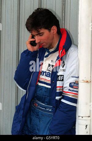 Motorsport, Formel-1-Test , Estoril, 13/02/96. Damon Hill, Rothmans Williams Renault, telefoniert während einer Testpause Stockfoto