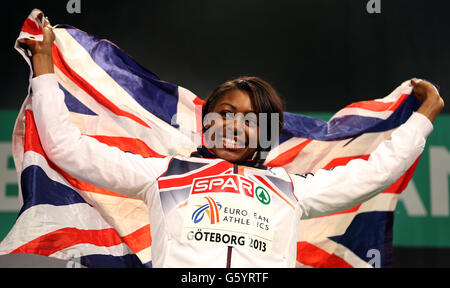 Die britische Perri Shakes-Drayton feiert am dritten Tag der Halleneuropameisterschaft in der Scandinavium Arena, Göteborg, Schweden, auf dem Podium, nachdem sie die Goldmedaille auf 400 Metern der Frauen gewonnen hatte. Stockfoto