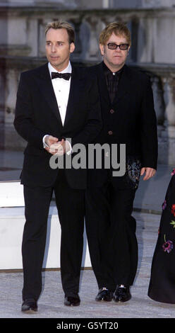 Sir Elton John und sein Partner David Furnish im Somerset House in London, für eine Wohltätigkeitshilfe zur Unterstützung der Kinderkarde und des Somerset House Education Program. Stockfoto