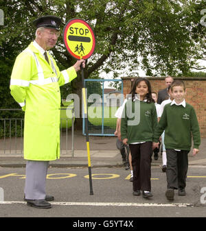 Lollipop Person of the Year 2002, Fred Milsted von der St. Albans Catholic Primary School, hilft chidlren sicher außerhalb Broadfields Junior School in Edgeware. * Herr Milsted, aus Harlow in Essex, gewann die Auszeichnung, die von Domino's Pizza organisiert wird, die auch die Bewerber für die vielen offenen Stellen für Lollipop-Personen im ganzen Land anziehen will. *10/11/03: Die Regierung lobte heute die Arbeit der nationalen Armee von "Lollipop"-Männern und -Frauen am 50. Jahrestag der Schaffung des Schulübergangs-Patrouillensystems. Der School Crossing Patrol Act von 1953 gab Lollipop-Patrouillen die Macht zu helfen Stockfoto