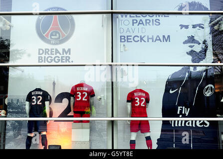 Ein Blick auf David Beckham Hemden, die im Pariser Saint-Germain-Club-Shop erhältlich sind. Stockfoto