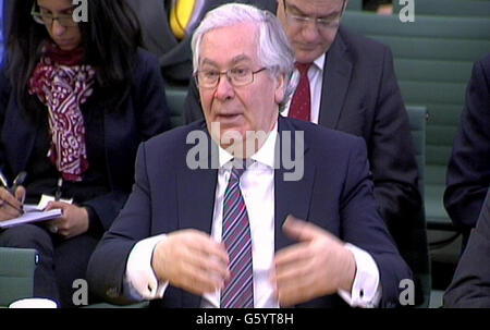 Sir Mervyn King, Gouverneur der Bank of England, gibt der Parlamentarischen Kommission für Bankenstandards im Unterhaus in Zentral-London Beweise. Stockfoto