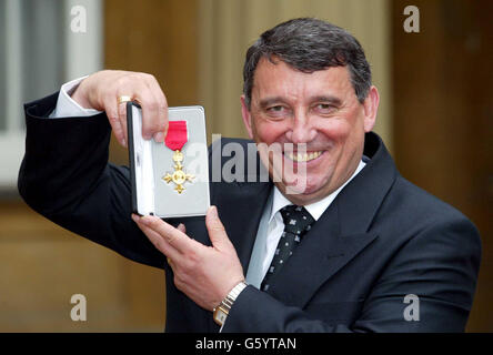 Graham Taylor, Manager des Fußballclubs Aston Villa und ehemaliger Chef Englands, hält seine Offiziersmedaille des britischen Empire (OBE), die ihm der Prinz von Wales im Buckingham Palace überreichte. Stockfoto