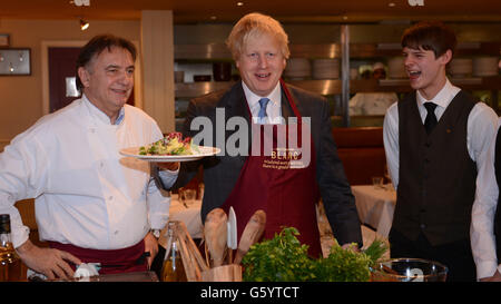 Der Bürgermeister von London, Boris Johnson, tritt mit Küchenchef Raymond Blanc in einem seiner Brasserie Blanc-Restaurants in der City of London zusammen, wo er die Gastronomiebetriebe der Hauptstadt dazu aufforderte, mehr junge Menschen als Lehrlinge zu übernehmen. Stockfoto