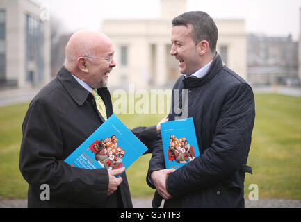 Bildungsminister Ruairi Quinn (links) und Cork GAA-Sportstar Donal Og Cusack (rechts) beim Start von Stand Up! Sensibilisierungswoche für homophobe und transphobische Mobbing im Bildungsministerium in Dublin. Stockfoto