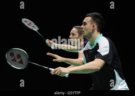 Englands Chris Adcock (rechts) und Gabrielle White am zweiten Tag der 2013 Yonex All England Badminton Championships in der National Indoor Arena, Birmingham. Stockfoto