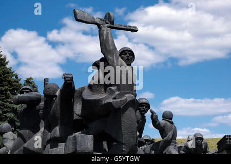 Eine heroische Statue, die sowjetische Truppen beim Überqueren des Flusses Dnjepr in1943 darstellt, befindet sich vor dem ukrainischen Staatlichen Museum des Großen Vaterländischen Krieges am Rande des Bezirks Pechersk in Kiew, der Hauptstadt der Ukraine Stockfoto