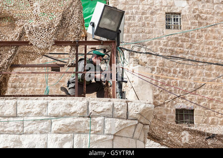 Altstadt von Hebron. Palästinenser wurden aus ihren Häusern entfernt und die Altstadt ist besetzt von jüdischen Siedlern durch IDF geschützt. Stockfoto