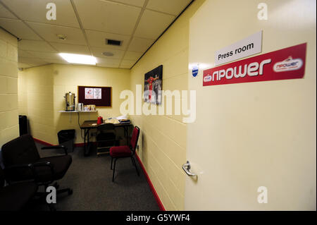 Eine allgemeine Ansicht des Pressestaals im Broadfield Stadium, Heimstadion von Crawley Town Stockfoto