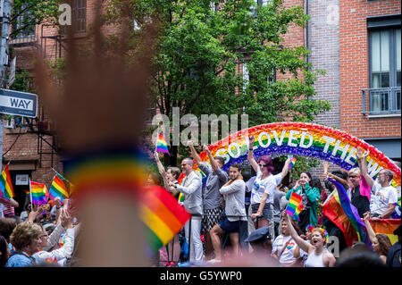 NEW YORK CITY - 28. Juni 2015: Zelebranten auf die jährliche Gay pride Parade Welle Regenbogenflaggen wie sie vor Zuschauern passieren. Stockfoto