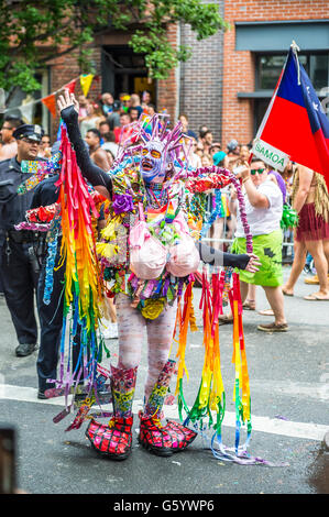 NEW YORK CITY - 30. Juni 2013: Nachtschwärmer zu ergreifen, um die Straßen in den bunten Kostümen während der jährlichen Gay Pride Parade. Stockfoto