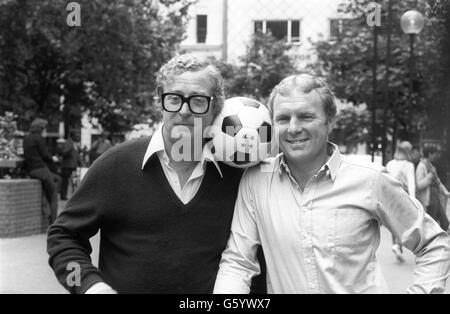 Schauspieler Michael Caine, Left, und Fußballer Bobby Moore am Leicester Square, London. Später in der Woche treffen sie sich zur Charity-Premiere von Escape to Victory am Donnerstag im Odeon. Das Duo tritt als alliierte Kriegsgefangene auf, die während des Zweiten Weltkriegs in einem deutschen Gefangenenlager interniert werden Der Film sieht sie als Teamkollegen in einer Fußballmannschaft aus alliierten Kriegsgefangenen, die von einer deutschen Seite zu einem Ausstellungsspiel herausgefordert werden. Stockfoto