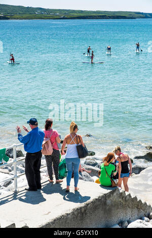 Paddling Lahinch, Co. Clare, Irland Stockfoto