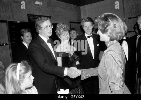 Schauspieler Michael Caine trifft die Herzogin von Gloucester im Odeon-Kino im Londoner Haymarket. Die Herzogin nahm an der Charity-Premiere seines neuen Films The Whistle Blower Teil. Stockfoto