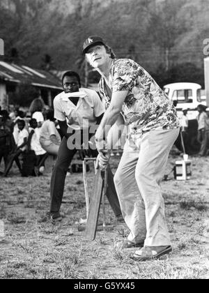 Michael Caine spielt Cricket am Set des Comedy-Films „Water“, in dem er den Govor einer kleinen Insel spielt. Die Dreharbeiten finden in St. Lucia statt. Stockfoto