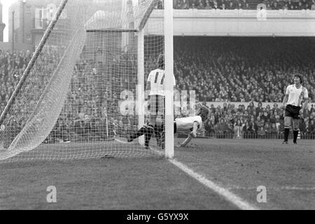 Brian Greenhoff von Manchester United beugt sich in einem Versuch, eine Katastrophe zu verhindern, aber bringt den Ball in sein eigenes Netz während eines Spiels der ersten Division gegen Arsenal. Stockfoto