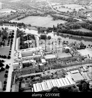 Ein Luftbild des Hamptoon Court Palace. Ein Luftbild von einer der bekanntesten Touristenattraktionen Londons, dem Hampton Court Palace. Stockfoto