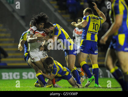 Rugby League - Stobart Super League - Warrington Wolves gegen St Helens - Halliwell Jones Stadium. St. Helens Sia Soliola wird vom Simon Grix von Warrington Wolves während des Spiels der Super League im Halliwell Jones Stadium, Warrington, angegangen. Stockfoto