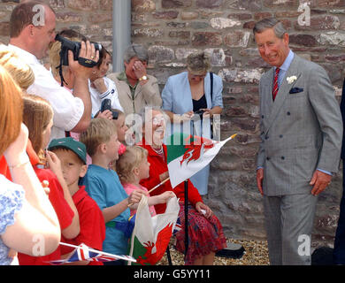 Der Prinz von Wales spricht mit den Anwohnern während eines Besuches im Danone Waters Blaen Twyni Werk im Upper Swansea Valley. Er besuchte die Wasserabfüllung am ersten Tag seiner traditionellen dreitägigen Sommertour durch Wales. *später begab er sich mit einer Fahrt mit der Stadtbahn zum hundertjährigen Jubiläum der Llanfair-Dampfeisenbahn in Welshpool. Stockfoto