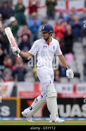 Der englische Alastair Cook feiert die 50 Punkte, die am vierten Tag des ersten Tests an der University Oval, Dunedin, Neuseeland, nicht erzielt wurden. Stockfoto