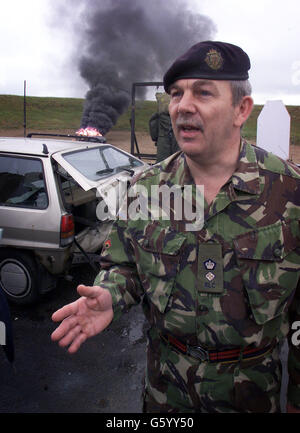 Oberstleutnant Alex Boyd, Chief Munitions Technical Officer der Armee in Nordirland, spricht mit Journalisten nach einer Demonstration der Auswirkungen von Rohrbomben, die in den letzten fünf Jahren fünf Menschen getötet und 47 verletzt haben. *....Armeeexperten haben eine 'Ballistische Decke' entwickelt, die über eine Rohrbombe oder einen ähnlichen Sprengstoff geworfen werden kann, der Schutz bietet, sollte sie explodieren, bevor Armeebombenentsorgungsexperten damit umgehen können. Stockfoto