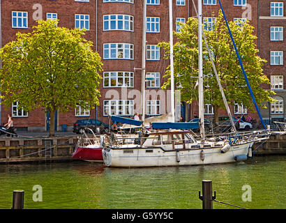Kopenhagen, Dänemark: Blick auf Christianshavn Hafen von einem Meer Kanäle überqueren des Quartals Stockfoto