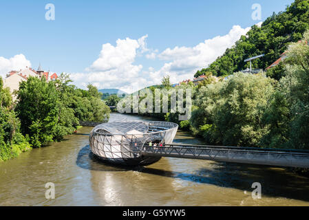 Graz, Österreich - 18. Juni 2016: Unbekannte Menschen auf der Murinsel, die künstliche schwimmende Plattform in der Mitte der Mur rive Stockfoto