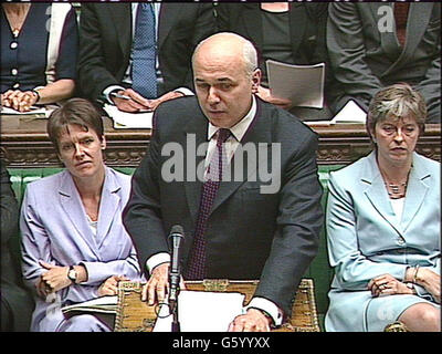 Oppositionsführer Iain Duncan-Smith stellt Fragen während der wöchentlichen Fragestunde im Parlament sitzt der neue Vorsitzende der Konservativen Partei rechts von Duncan-Smith. Stockfoto