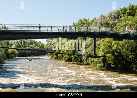 Graz, Österreich - 18. Juni 2016: Der Wasserrettung in Graz, Österreich am Ufer des Flusses Mur - Flusses treibe ich Sport Stockfoto