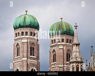 München, Deutschland - Uhr Türme der Frauenkirche, München Dom, Wahrzeichen der Stadt Stockfoto