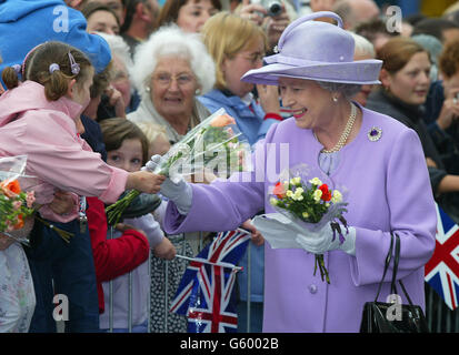 Britains Königin Elizabeth II. Während ihres Besuchs auf dem Exchange Square in Manchester. Stockfoto