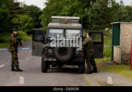 Britische Soldaten des Royal Irish Regiment sichern das Gebiet um Brookeborough, County Fermanagh, Nordirland. Dissidenten Republikaner haben heute Abend die Verantwortung für eine Explosion in der Nähe des Landgutes Co Fermanagh des Unionisten Lord Brookeborough übernommen. *...die Kontinuitäts-IRA sagte, sie habe eine Bombe in Colebrooke abgesetzt, und die Polizei sagte, sie hätten das Gebiet nach Berichten über eine laute Explosion in der Nacht abgedichtet. Stockfoto