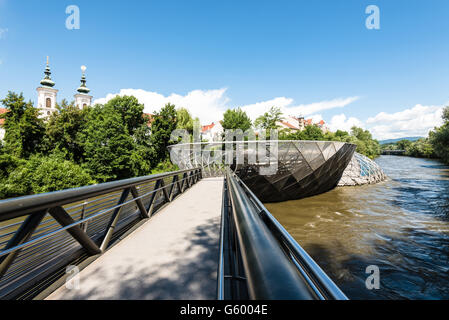 Graz, Österreich - 18. Juni 2016: Eingabe Murinsel, die künstliche schwimmende Plattform in der Mitte der Mur in Graz, Aus Stockfoto