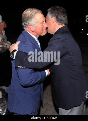 Der Prinz von Wales schüttelt die Hände mit König Abdullah von Jordanien, als er und die Herzogin von Cornwall zu einem privaten Abendessen mit dem König und Königin Rania in Amman, der Hauptstadt von Jordanien, begrüßt werden, Nach der Ankunft früher heute, um eine neuntägige Tour durch den Nahen Osten, die auch Katar, Saudi-Arabien und Oman starten wird. Stockfoto