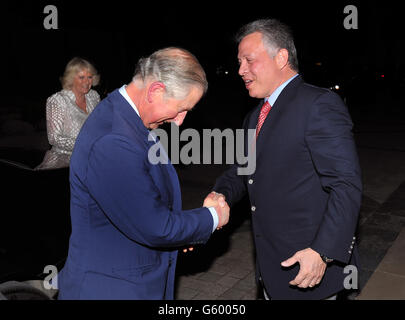 Der Prinz von Wales schüttelt die Hände mit König Abdullah von Jordanien, als er und die Herzogin von Cornwall zu einem privaten Abendessen mit dem König und Königin Rania in Amman, der Hauptstadt von Jordanien, begrüßt werden, Nach der Ankunft früher heute, um eine neuntägige Tour durch den Nahen Osten, die auch Katar, Saudi-Arabien und Oman starten wird. Stockfoto