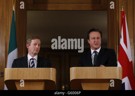 Premierminister David Cameron und der irische Premierminister Enda Kenny während ihrer Pressekonferenz nach Gesprächen in der Downing Street 10 im Zentrum von London. Stockfoto