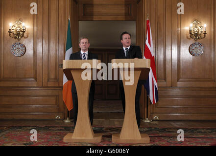 Premierminister David Cameron und der irische Premierminister Enda Kenny während ihrer Pressekonferenz nach Gesprächen in der Downing Street 10 im Zentrum von London. Stockfoto