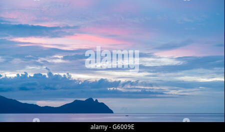 Ruhige, friedliche Sonnenuntergang Blick über den Strand und das Südchinesische Meer von Bako Nationalpark, Sarawak, Borneo Stockfoto