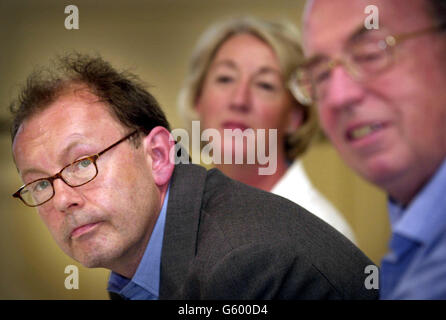 Michael Boyd (links), der als neuer künstlerischer Leiter der Royal Shakespeare Company benannt wurde, spricht auf einer Pressekonferenz in London neben der stellvertretenden Vorsitzenden Susie Sainsbury (Mitte) und dem Vorsitzenden Lord Bob Alexander (rechts). *Boyd, ein stellvertretender Geschäftsführer des Unternehmens, folgt auf Adrian Noble, der Anfang dieses Jahres aufgrund der Kritik an seinen Umbauplänen austrat. Der neue Chef, der 47 Jahre alt ist, ist in der Theaterwelt weithin bekannt und gewann den Olivier Award für den besten Regisseur für Noble geriet in Schwierigkeiten, nachdem er seine Pläne kritisiert hatte, die den Abriss und den Wiederaufbau des RSC's Stratford Upon beinhalteten Stockfoto