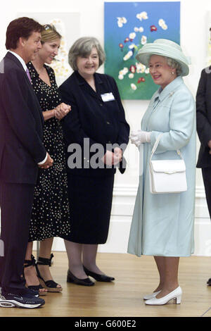 Sir Paul McCartney zeigt mit seiner Frau Heather Mills seine Gemälde der britischen Königin Elizabeth II. Bei einem Besuch in der Walker Art Gallery in Liverpool, wo er eine Ausstellung zeigt. *...früher hatte die Queen Liverpools John Lennon Airport eröffnet, als sie ihre Jubilee-Tour durch den Nordwesten fortsetzte und später sollte sie die Commonwealth Games in Manchester eröffnen. Stockfoto