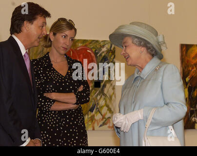 Sir Paul McCartney zeigt mit seiner Frau Heather Mills seine Gemälde der britischen Königin Elizabeth II. Bei einem Besuch in der Walker Art Gallery in Liverpool, wo er eine Ausstellung zeigt. *...früher hatte die Queen Liverpools John Lennon Airport eröffnet, als sie ihre Jubilee-Tour durch den Nordwesten fortsetzte und später sollte sie die Commonwealth Games in Manchester eröffnen. Stockfoto