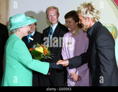 Die britische Königin Elizabeth II. Trifft den englischen Nationalfußballkapitän David Beckham bei einem Empfang im Stadion der Stadt Manchester im Vorfeld der Eröffnungszeremonie der Commonwealth-Spiele.die Commonwealth Games bringen über 5000 Spitzensportler aus vielen Disziplinen aus dem gesamten Commonwealth zusammen, einer freiwilligen Organisation unabhängiger Staaten, Fast alle von denen waren auf einmal unter britischer Herrschaft. PA Story Games ansehen. PA Foto : Phil Noble. (WPA Rota Pic) Stockfoto