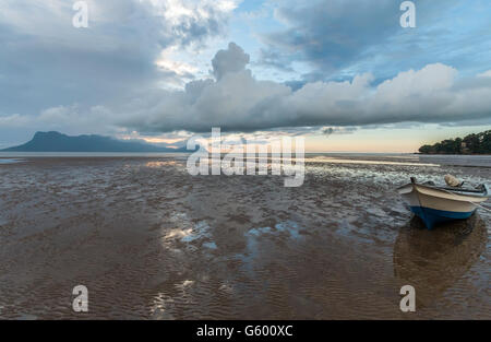 Ruhige, friedliche Sonnenuntergang Blick über den Strand und das Südchinesische Meer von Bako Nationalpark, Sarawak, Borneo Stockfoto