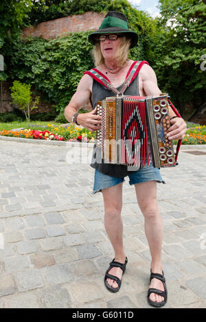 Graz, Österreich - 18. Juni 2016: Ein traditionelle österreichische Akkordeon-Spieler ist auf dem Schlossberg (Schlossberg) in Graz, h durchführen Stockfoto