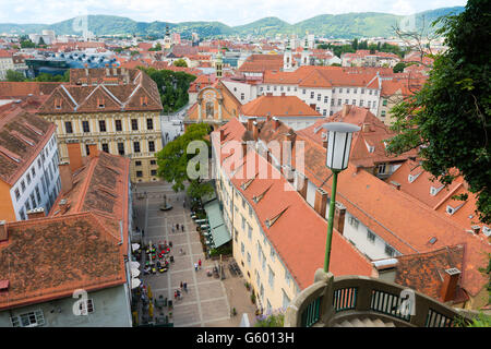 Graz, Österreich - 18. Juni 2016: Blick auf den Schlossbergplatz, dem Schlossplatz Hügel verbunden durch steile Treppen mit Stockfoto